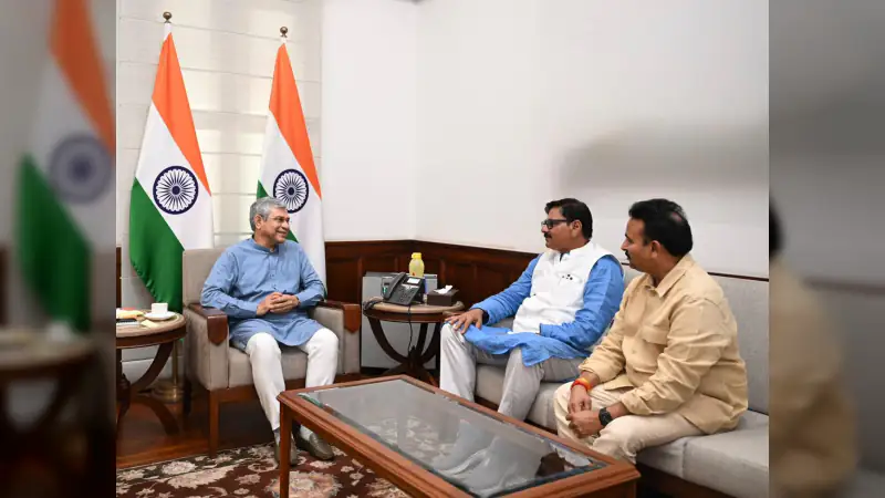 जेवर के विकास को मिलेगी नई रफ़्तार: विधायक धीरेंद्र सिंह ने रेल मंत्री अश्विनी वैष्णव से की मुलाकात; चोला स्टेशन को 'मल्टीमॉडल हब' बनाने का प्रस्ताव