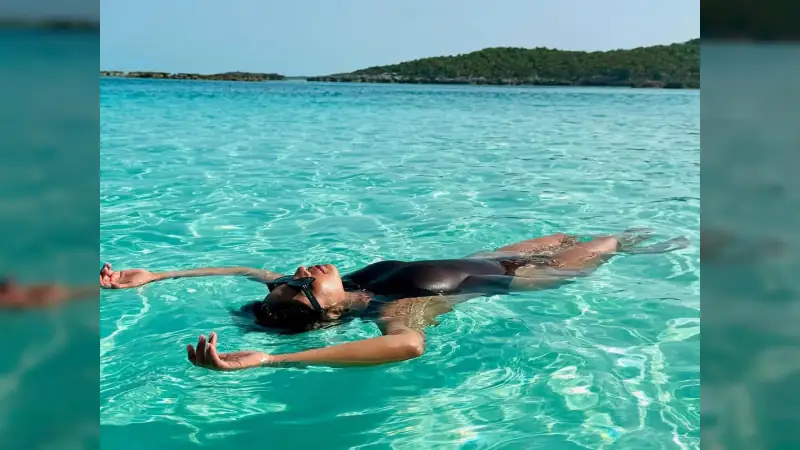 प्रियंका चोपड़ा का 'पूल डे' बना इंटरनेट का पारा: बिकिनी अवतार में दिखीं सिजलिंग, 'वाराणसी' को लेकर दी बड़ी अपडेट