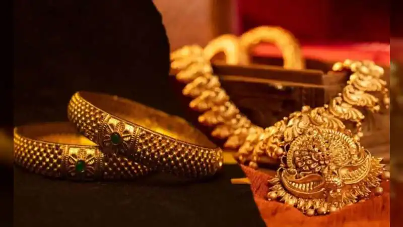 सोना-चांदी की कीमतों में बड़ी गिरावट: चांदी एक झटके में ₹5000 टूटी, सोना भी ₹1100 से ज्यादा हुआ सस्ता