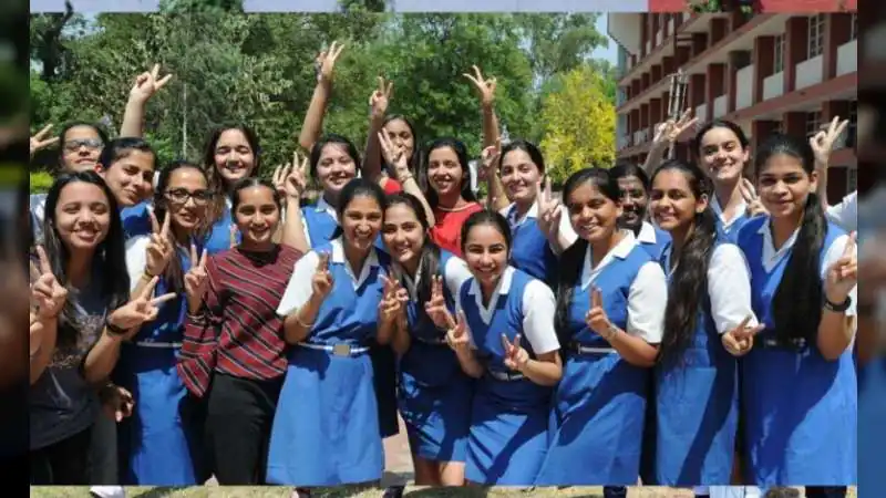 चंडीगढ़ के सरकारी स्कूलों का 'सुपर' प्रदर्शन: 10वीं के नतीजों में दिखा शिक्षा मॉडल का दम, टॉपर्स की आई बाढ़