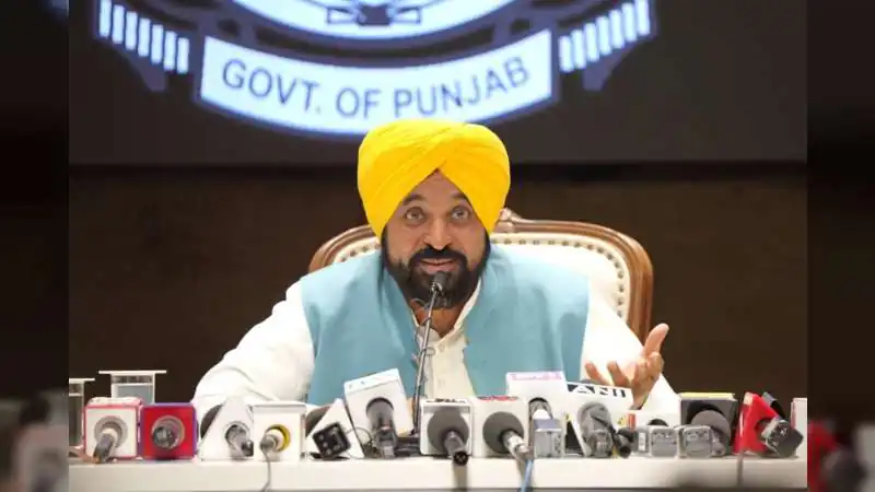 पंजाब में ED की रेड पर छिड़ा सियासी घमासान: सीएम मान ने केंद्र को घेरा, बोले 'विपक्ष को डराने के लिए एजेंसियों का हो रहा दुरुपयोग'