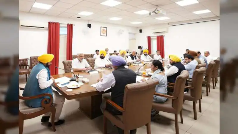 पंजाब कैबिनेट के बड़े फैसले: बाढ़ रोकने के लिए जमीन मालिकों को मिली खुली छूट, पंचायत आरक्षण नियमों में भी हुआ बदलाव