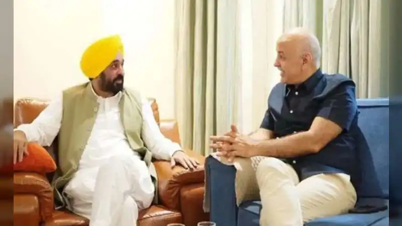 पंजाब की सियासत में 'पालाबदल' का बड़ा भूचाल: राष्ट्रपति से मिलेंगे CM भगवंत मान, राघव चड्ढा और हरभजन सिंह समेत 7 सांसदों पर साधा निशाना