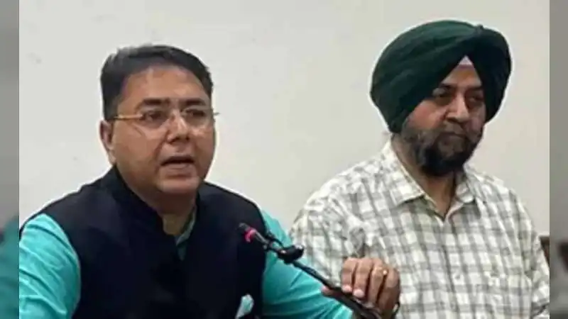 AAP का बड़ा डैमेज कंट्रोल! जालंधर में अमन अरोड़ा ने कहा— 'राघव चड्ढा अब इतिहास', पार्टी में सब कुछ ठीक