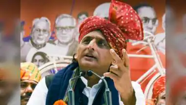 यूपी मंत्रिमंडल विस्तार पर छिड़ा 'पर्ची' युद्ध: अखिलेश बोले "दिल्ली से नाम आते हैं, यहाँ बस पढ़े जाते हैं," भाजपा का पलटवार