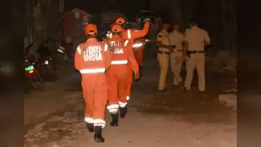 Delhi Saket Building Collapse: शनिवार शाम साकेत में गिरी इमारत, घायलों को अस्पताल पहुंचाया गया; मलबे को हटाने का काम तेज