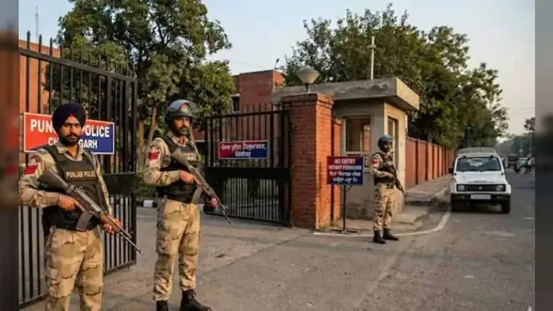 चंडीगढ़ से अमृतसर तक किलेबंदी: धमाकों के बाद हाई-टेक सुरक्षा घेरे में पंजाब पुलिस मुख्यालय, सीमा पार बैठे आकाओं पर टिकी पुलिस की नजर