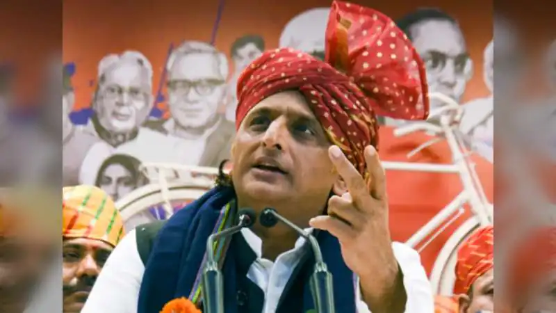 यूपी मंत्रिमंडल विस्तार पर छिड़ा 'पर्ची' युद्ध: अखिलेश बोले "दिल्ली से नाम आते हैं, यहाँ बस पढ़े जाते हैं," भाजपा का पलटवार