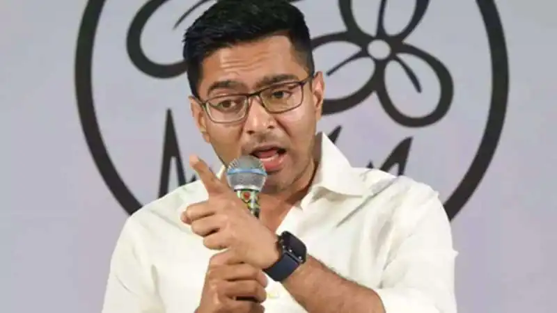 पश्चिम बंगाल: सोनारपुर में TMC सांसद अभिषेक बनर्जी पर हमला, हेलमेट पहनकर बचाई जान