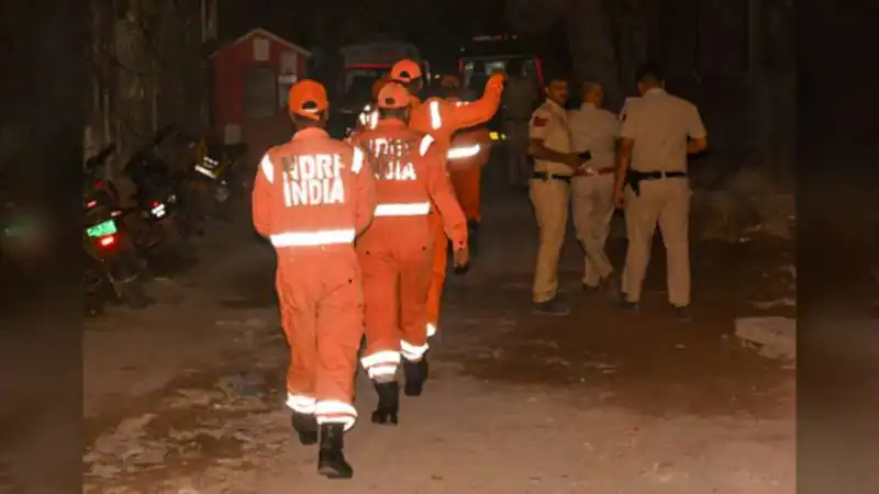 Delhi Saket Building Collapse: शनिवार शाम साकेत में गिरी इमारत, घायलों को अस्पताल पहुंचाया गया; मलबे को हटाने का काम तेज