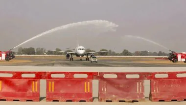 Noida International Airport: पहली यात्री उड़ान के साथ इतिहास रचेगा जेवर एयरपोर्ट, 170 किसान भी भरेंगे हवाई उड़ान