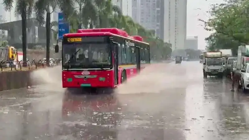 केरल में मॉनसून की दस्तक, दिल्ली-एनसीआर में अचानक बदला मौसम: तेज हवाओं संग झमाझम बारिश और धूल भरी आंधी