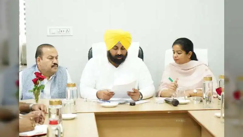 लुधियाना को 'मैनहोल और गड्ढा मुक्त' बनाने के लिए मान सरकार का बड़ा एक्शन: मंत्री हरजोत बैंस ने दी 30 जून की डेडलाइन