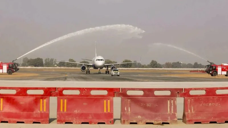 Noida International Airport: पहली यात्री उड़ान के साथ इतिहास रचेगा जेवर एयरपोर्ट, 170 किसान भी भरेंगे हवाई उड़ान