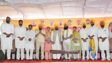 Punjab News: शिरोमणि अकाली दल को बड़ा झटका, पूर्व विधायक वनिंदर कौर लूंबा और करण सिंह DTO 'आप' में शामिल