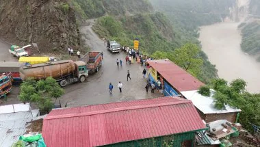 Uttarakhand Rain Alert: चारधाम यात्रा पर बारिश की मार, बद्रीनाथ हाईवे बंद; केदारनाथ हेली सेवा 5 जुलाई तक स्थगित