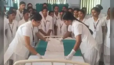 Jehanabad News: जीएनएम कॉलेज में नर्सिंग छात्राओं को मिला बेड मेकिंग का प्रैक्टिकल प्रशिक्षण, मरीजों की देखभाल और संक्रमण नियंत्रण के सिखाए गए आधुनिक तरीके
