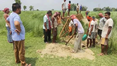 50 साल तक नहीं बना पुल तो ग्रामीणों ने खुद जुटाया चंदा, श्रमदान से तैयार कर दिया 60 फीट लंबा लोहे का ब्रिज