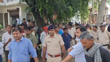 Bagaha News: बगहा में जमीन विवाद ने पकड़ा तूल, पैमाइश के दौरान प्रशासन का विरोध, दोनों पक्ष जांच को तैयार
