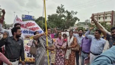 13वें दिन भी नहीं थमा अतिथि शिक्षकों का आंदोलन, विधानसभा घेराव के दौरान पुलिस से हल्की झड़प