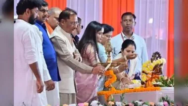 Chhattisgarh School Praveshotsav: मुख्यमंत्री विष्णु देव साय ने किया राज्य स्तरीय शाला प्रवेशोत्सव का शुभारंभ, छात्रों को दिए स्कूल बैग