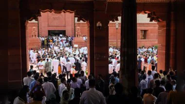 Parliament Monsoon Session: संसद में पोस्टर वॉर, राहुल गांधी के प्रदर्शन और पेपर लीक पर NDA-विपक्ष आमने-सामने