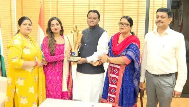 Indian Idol 16 Winner: मुख्यमंत्री मोहन चरण माझी ने ज्योतिर्मयी नायक को किया सम्मानित, ₹5 लाख इनाम देने का ऐलान