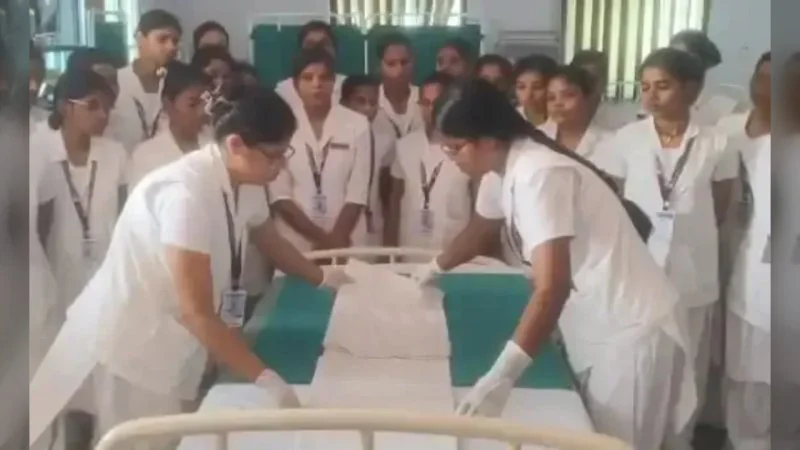 Jehanabad News: जीएनएम कॉलेज में नर्सिंग छात्राओं को मिला बेड मेकिंग का प्रैक्टिकल प्रशिक्षण, मरीजों की देखभाल और संक्रमण नियंत्रण के सिखाए गए आधुनिक तरीके
