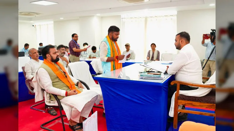 बांकीपुर उपचुनाव: रोड शो के बाद बीजेपी प्रत्याशी नीरज सिन्हा ने दाखिल किया नामांकन, एनडीए ने दिखाया दम