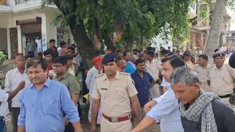 Bagaha News: बगहा में जमीन विवाद ने पकड़ा तूल, पैमाइश के दौरान प्रशासन का विरोध, दोनों पक्ष जांच को तैयार