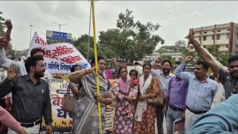 13वें दिन भी नहीं थमा अतिथि शिक्षकों का आंदोलन, विधानसभा घेराव के दौरान पुलिस से हल्की झड़प