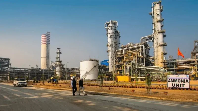 Urea Price Fall India: अंतरराष्ट्रीय बाजार में यूरिया 40% तक सस्ता, किसानों और सरकार को बड़ी राहत