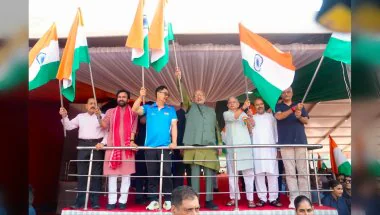 ‘हर घर तिरंगा’ बाइक रैली को उपराष्ट्रपति ने दिखाई हरी झंडी, वंदे मातरम के 150 साल पूरे होने पर सांसदों ने लिया हिस्सा