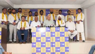 Punjab News: संगरूर में कांग्रेस को झटका, कई नेता और प्रमुख कार्यकर्ता AAP में शामिल