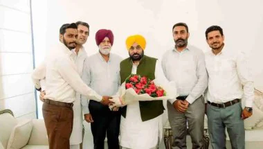 Punjab News: पूर्व क्रिकेटर मनप्रीत सिंह ‘गोनी’ और इंटरनेशनल गोल्ड मेडलिस्ट कुनार AAP में शामिल, CM भगवंत मान ने किया स्वागत