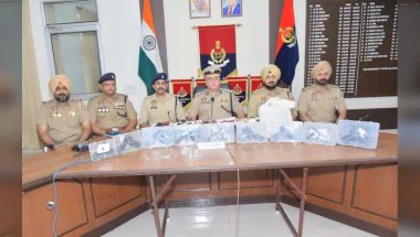 अमृतसर में पुलिस की बड़ी कार्रवाई, नाबालिग समेत 5 गिरफ्तार; 9 पिस्तौल और 6 किलो से ज्यादा हेरोइन बरामद