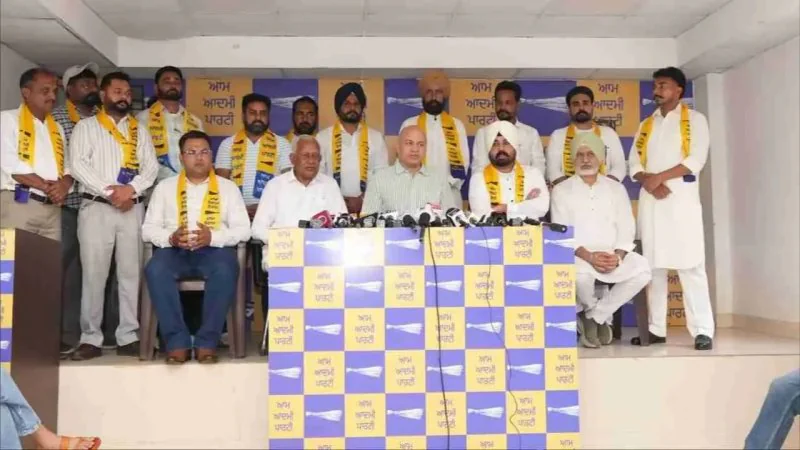 Punjab News: संगरूर में कांग्रेस को झटका, कई नेता और प्रमुख कार्यकर्ता AAP में शामिल