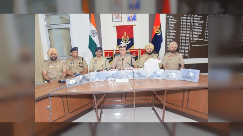 अमृतसर में पुलिस की बड़ी कार्रवाई, नाबालिग समेत 5 गिरफ्तार; 9 पिस्तौल और 6 किलो से ज्यादा हेरोइन बरामद