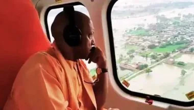 Farrukhabad Flood: बाढ़ प्रभावित फर्रुखाबाद पहुंचे CM योगी, 1000 परिवारों को बांटी राहत सामग्री