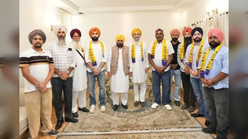 Punjab News: मुख्यमंत्री भगवंत मान ने पूर्व विधायक रविंदर सिंह ब्रह्मपुरा और उनके समर्थकों का आप में किया स्वागत