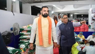 Bihar Flood: सम्राट चौधरी ने सूखा राशन पैकेजिंग सेंटर का किया निरीक्षण, हेलीकॉप्टर से पहुंचाई जाएगी राहत सामग्री