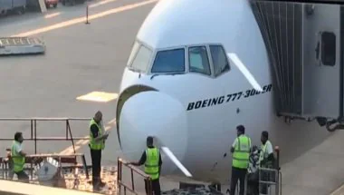 Delhi Airport News: Emirates Flight EK517 से टकराया पक्षी.