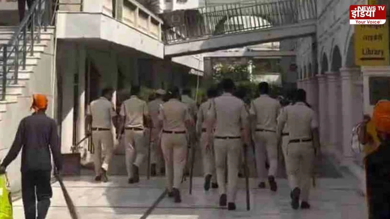 Gurudwara Bangla Sahib में जूते पहनकर घुसी पुलिस? AAP ने अकाल तख्त को सौंपा ज्ञापन