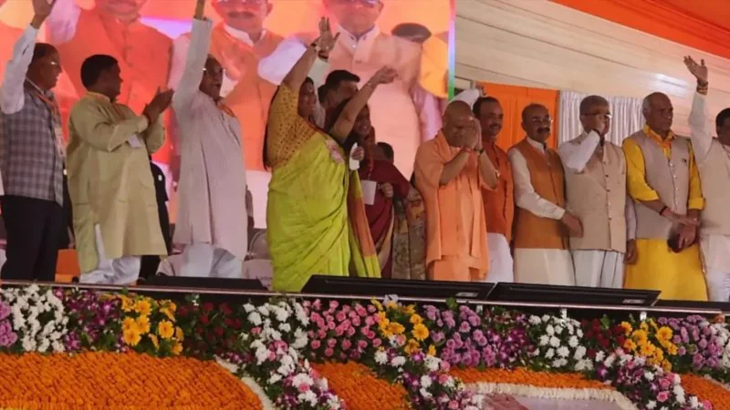 बरेली पहुंचे सीएम योगी, 4 हजार ग्राम प्रहरियों को किया सम्मानित; बोले- सुरक्षा का माहौल हो तो बढ़ता है निवेश और रोजगार