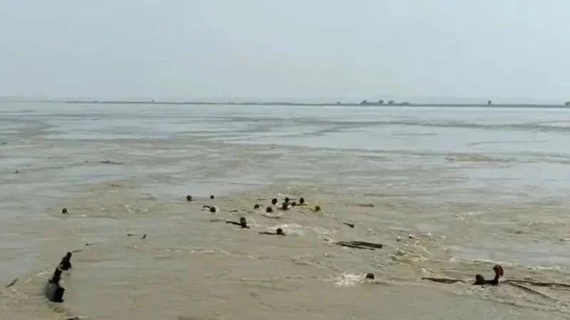 Vaishali Boat Accident: राघोपुर के रामपुर में पलट गई डोंगी नाव; अब तक 10 शव बरामद, बचाव अभियान जारी