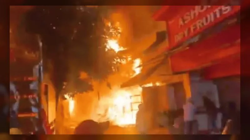 जम्मू रेलवे स्टेशन के पास शिव मार्केट में भीषण आग, 40 दुकानें और होटल जलकर खाक